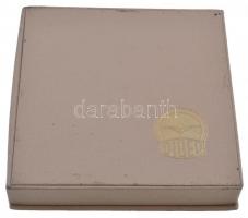 1990. "Diósgyőri Gépgyár 75 éves - 1915-1990" Br plakett eredeti tokban (82mm) T:2