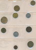 91db-os vegyes fémpénz gyűjtemény érmetartó albumban, benne indiai, izraeli, német replikákkal, érde...