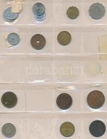 91db-os vegyes fémpénz gyűjtemény érmetartó albumban, benne indiai, izraeli, német replikákkal, érde...