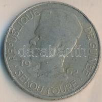 91db-os vegyes fémpénz gyűjtemény érmetartó albumban, benne indiai, izraeli, német replikákkal, érde...