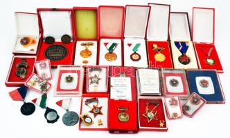 27db kitüntetés, jelvény a szocialista időszakból, benne "Kiváló Termelőszövetkezeti Tag", "Kiváló Pedagógus", "Kiváló Munkáért", "Kiváló Dolgozó", "Szocialista Brigád", "Kiváló Oktatási Munkáért", sakk díjérmek, nagyrészt dísztokban T:vegyes