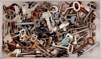 Nagy kulcs tétel, rengeteg különféle kulcs ajtóhoz, szekrényhez, postaládához, lakathoz, stb.