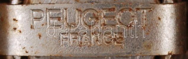 Retró Peugeot márkájú fa borsőrlő