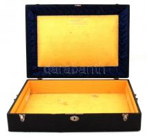 Nagyméretű étkészletes doboz, műbőr borítással, fém kapcsokkal, zárral (nem zárható), belsején &quot...