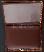 Spanyol motívumokkal díszített műbőr borítású pénztárca, kopásnyomokkal, egyébként jó állapotban