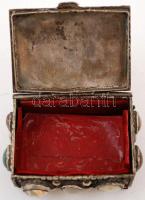 Gazdagon díszített réz ékszeres doboz, különféle achát berakásokkal, 6,5×5×3,5 cm