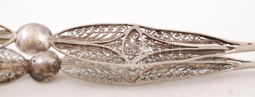 cca 1850 Gazdagon díszített levélmotívumos ezüst (Ag.) antik cukorfogó, mesterjeggyel, h: 15 cm, net...