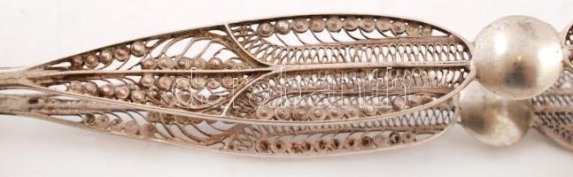 cca 1850 Gazdagon díszített levélmotívumos ezüst (Ag.) antik cukorfogó, "B. J." ötvösmonog...