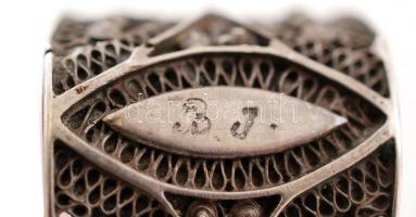 cca 1850 Gazdagon díszített levélmotívumos ezüst (Ag.) antik cukorfogó, "B. J." ötvösmonog...