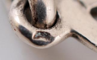 Ovális ezüst (Ag.) medál, benne régi nyílheggyel, jelzett, 3,5×2 cm, br. 4,5 g