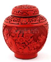 Kínai vörös lakkfaragásos fedeles váza keleti motívumokkal, fém, zománcozott belsővel, jelzés nélkül, m: 10,5 cm /  Chinese red lacquerware vase with top, with oriental motifs on it, metal, with enamel inside, without mark, h: 10,5 cm