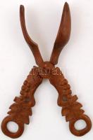 Szőlőmotívummal gazdagon díszített, dekoratív, faragott fa salátaszedő, h: 27 cm