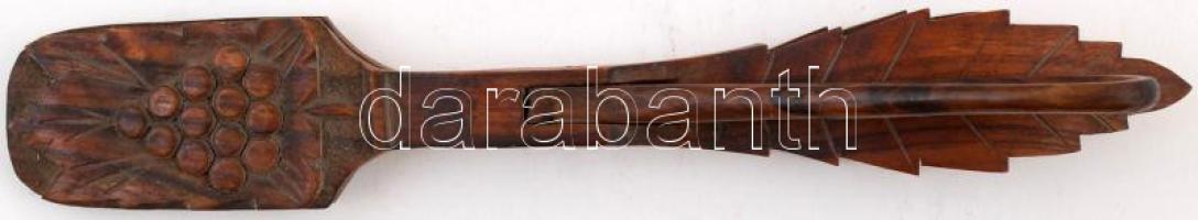 Szőlőmotívummal díszített dekoratív, faragott fa húsfogó, kis sérüléssel h: 24,5 cm