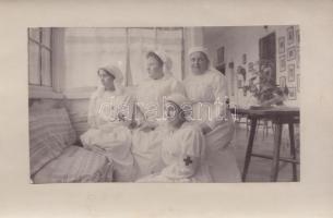 1915 Ipolyság, Vöröskeresztes nővérek a kórházban; Kazy Margit felvétele (fénykép felragasztva a képeslapra) / Red Cross nurses in the hospital, photo glued on the postcard (EB)