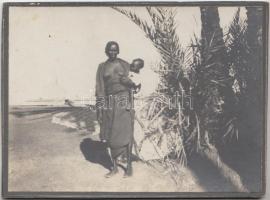 cca 1930-1940 Afrikai nő gyermekével, kartonra ragasztott fotó, 12x9 cm