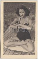 cca 1940 Jógázó hölgy, lótuszülésben. Fotólap / Yoga excerciser