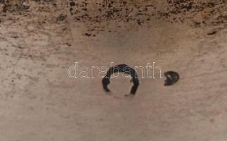 Ezüst (Ag.) talpas csiszolt, metszett kis ólomkristály váza, jelzett, hibátlan, talpán "Emlékül...