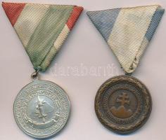 ~1930. "Középfokú Iskolák Sportköreinek Országos Szövetsége - Versenydíja / Dulce et decorum est pro patria mori (Édes és dicső dolog a hazáért meghalni)" ezüstözött Br és Br díjérem mellszalagon (30mm) T:2,2-