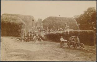 cca 1910 Cséplés, fotólap, 14x9 cm
