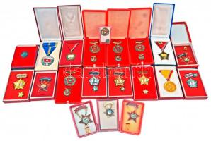 20db vegyes szocialista kitüntetés tokban, sok miniatűrrel, közte "A Vállalat Kiváló Brigádja", "Kiváló Dolgozó", "Kiváló Újító" T:vegyes