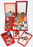 Kis doboznyi vegyes magyar és külföldi kitüntetés, jelvény és kitűző, főleg a szocialista időszakból T:vegyes