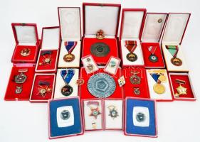 24db vegyes szocialista kitüntetés, plakett főleg tokban, sok miniatűrrel, közte "A Vállalat Kiváló Brigádja", "Kiváló Dolgozó", "Kiváló Újító", "A Haza Fegyveres Szolgálatáért" T:vegyes