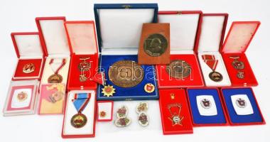 20db vegyes szocialista kitüntetés, plakett főleg tokban, sok miniatűrrel, közte "A Vállalat Kiváló Brigádja", "Kiváló Dolgozó", "Kiváló Újító", "Lenin 1870-1980" plakett (66mm) fatalpon, "Kiváló Hallgató" T:vegyes