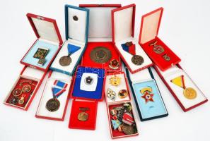 Doboznyi vegyes magyar kitüntetés, jelvény és kitűző, főleg a szocialista időszakból, több tokban, közte "Véradásért", "A Haza, A Nép Hűséges Szolgálatáért", "Díszszemle 1960" T:vegyes