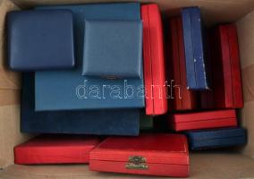 20db vegyes tok érmekhez és szocialista kitüntetésekhez különböző méretekben