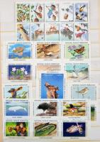 kb 400 darabos modern levélzáró gyűjtemény berakóban