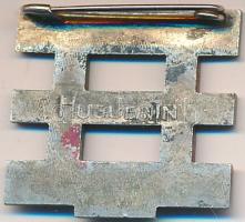 Svájc 1940. "Segíts nekünk 1940" fém jelvény. Szign.: Huguenin (25x24mm) T:2,2-
Switzerlan...