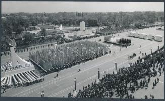 cca 1962 Budapest, felvonulás május 1-jén, 13x23 cm