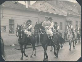 cca 1940 Matheisel József (1908-1961): Lovasok felvonulása Rozsnyóbányán, jelzés nélküli vintage fotó a szerző hagyatékából, a kép négy sarka levágva, 12,5x17 cm