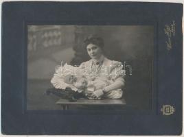 1908 Weisz Hugó (Arad): Anya gyermekével, 10,5x15,5 cm, karton 17x22,5 cm