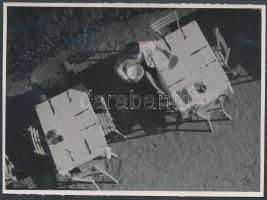 cca 1935 Dr. Csörgeő Tibor (1896-1968): Terítés ebédre, jelzés nélküli vintage fotó a szerző hagyatékából, 8x11 cm