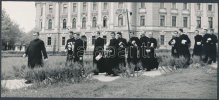 cca 1960 Dezső Pál: Szeminaristák Kecskeméten, a szerző által feliratozott vintage fotóművészeti alkotás, 10,5x24 cm