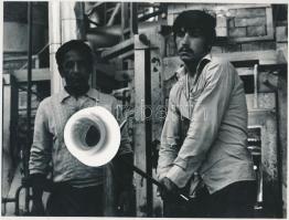 cca 1970 Gebhardt György (1910-1993): Üvegfúvók, jelzés nélküli vintage fotóművészeti alkotás a szerző hagyatékából, 18x24 cm