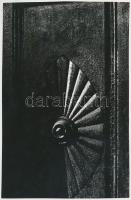 cca 1970 Zsigri Oszkár: Kapudísz, feliratozott vintage fotóművészeti alkotás, 23x15 cm