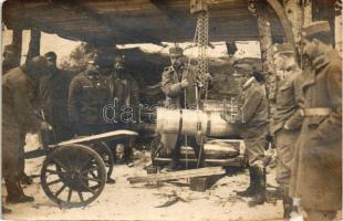 I. világháborús magyar tüzérek / WWI Hungarian artillerymen, ammunition loading; photo (fl)