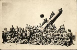 1918 - 42-es ágyú és kezelő legénysége Conegliano-nál. I. világháborús magyar tüzérek csoportképe az olasz fronton / WWI Hungarian artillerymen at the Italian front, group photo with a 42 cm cannon (fl)