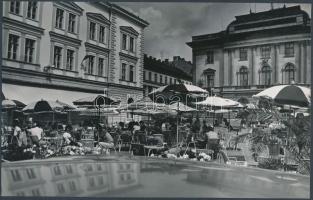 1975 Csík Ferenc: A szegedi Klauzál téren, feliratozott vintage fotóművészeti alkotás, 15x24 cm