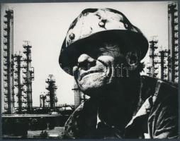 cca 1985 Járfás Erzsébet: Olajbányász, feliratozott vintage fotóművészeti alkotás, 11x14 cm