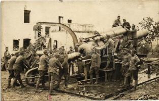 1918 - 38-es ágyú működés közben. I. világháborús magyar tüzérek az olasz fronton / WWI Hungarian artillerymen at the Italian front, loading of a 38 cm cannon, amateur photo (EK)