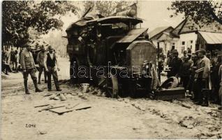 I. világháborús magyar tüzérek, egy lerobbant lőszer szállító teherautó / WWI Hungarian artillerymen, a broken ammunition transport, Matik Duschnik photo