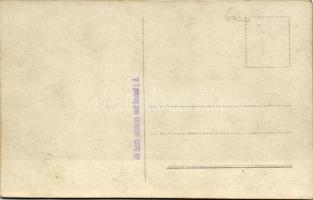 I. világháborús magyar tüzérek, egy lerobbant lőszer szállító teherautó / WWI Hungarian artillerymen...