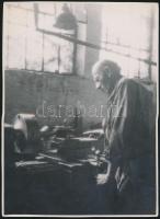 cca 1938 Korschelt Miklós (1900-1982): Esztergálás, feliratozott, pecséttel jelzett vintage fotóművészeti alkotás, 23x17 cm