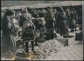 cca 1930 Budapest, a Teleki téri piacon, korabeli fotó, kis barna folttal, 13x18 cm