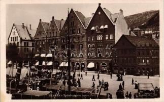 35 db RÉGI külföldi városképes lap, benne több fekete-fehér lap és egy panorámalap, vegyes minőségű ...