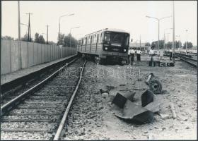 cca 1980 Budapest, kisiklott metró szerelvény, 11x15 cm