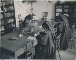 cca 1925 Kerny István (1879-1963): Munkálkodás a zsámbéki kolostorban, aláírt vintage fotó, 8,5x10,5 cm